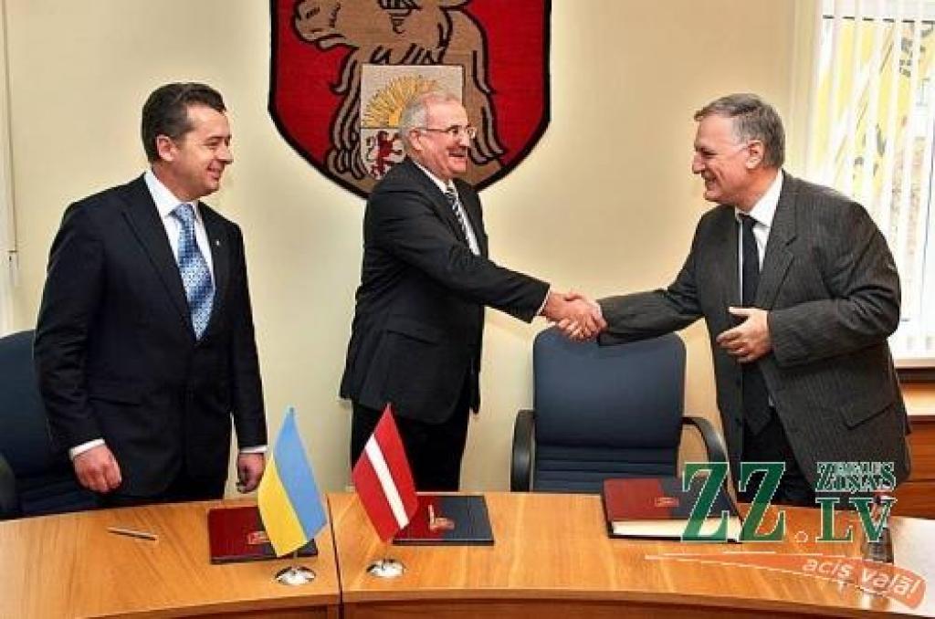 Abu sadraudzības pilsētu mēri (no kreisās) Viktors Anuškevičs un Andris Rāviņš, un Ukrainas vēstnieks Latvijā Rauls Čilačava līguma parakstīšanas pasākumā.
Autors: Agris Samcovs.