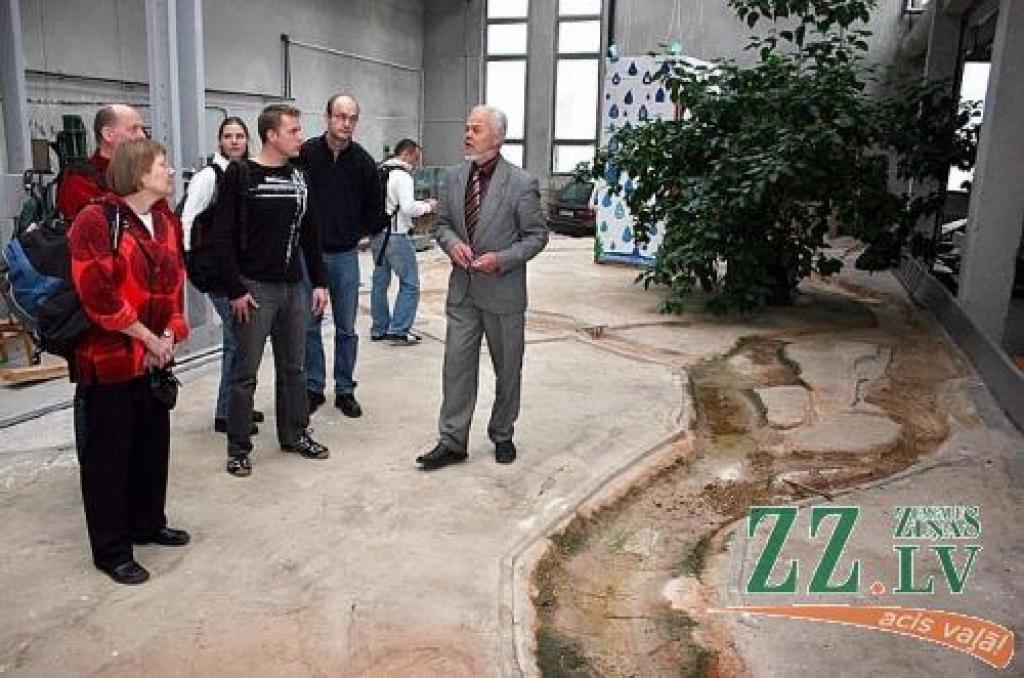 Profesors Ēriks Tilgalis iepazīstina dāņu kolēģus un studentus ar fakultātes laboratorijā izveidoto Daugavas modeli posmā pie Jēkabpils, kurā tiek modelēta plūdus izraisošo ledus sastrēgumu veidošanās.
Autors: Agris Samcovs.