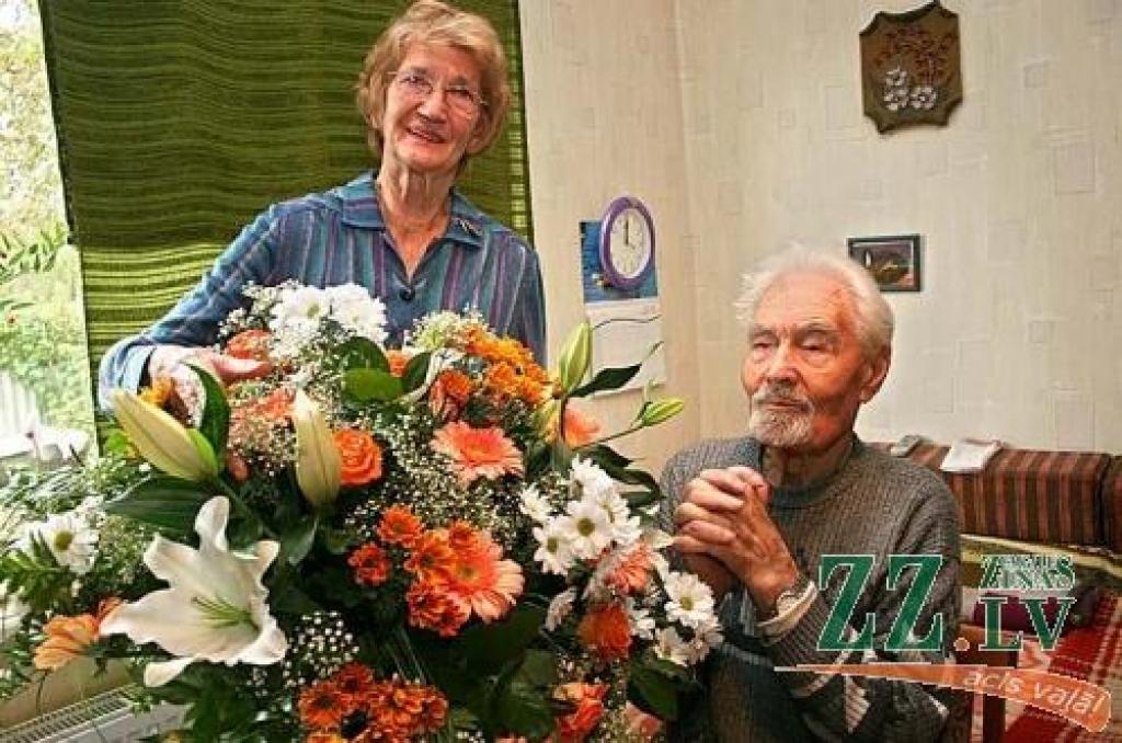 Interese par sabiedrisko dzīvi un pedantiska precizitāte ikdienas lietās Eduardam Ikauniekam ir palīdzējusi sasniegt ilgdzīvotāja gadus.
Autors: Agris Samcovs.