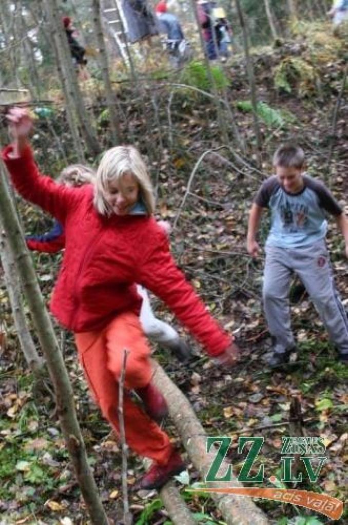 Grīļīgos baļķēnus pārvar Rīgas Skolēnu pils «Blondīnes».
Autors: Agris Samcovs.