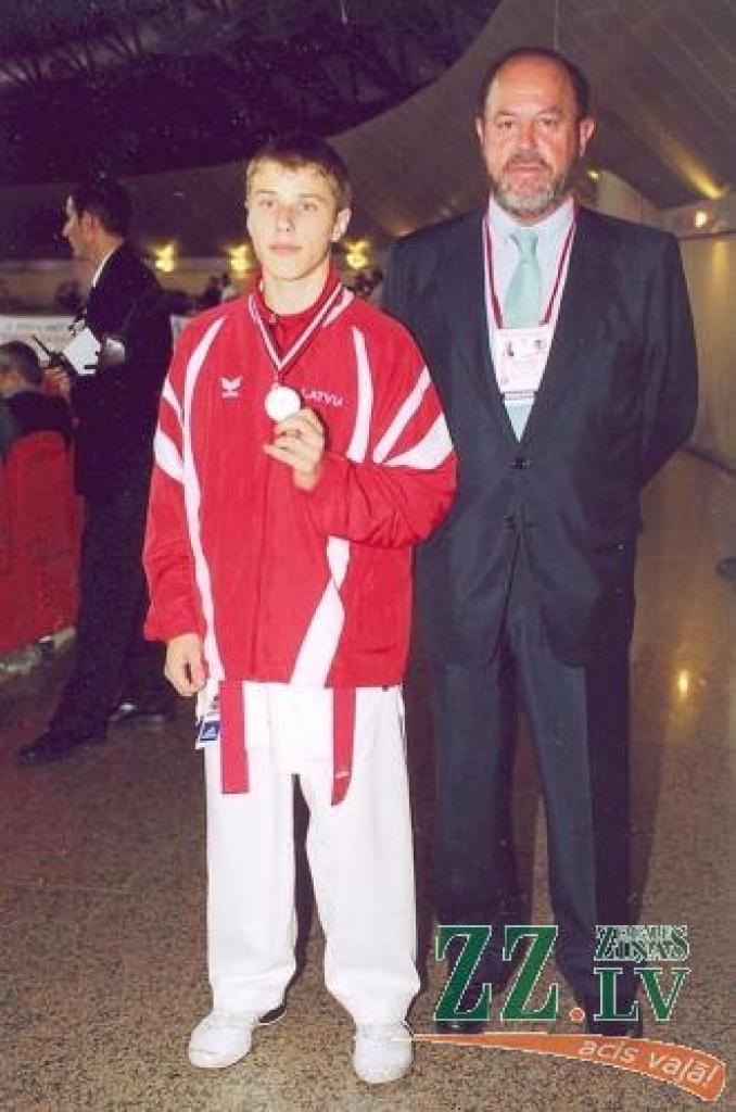 Kalvis kopā ar Eiropas Karatē federācijas un Pasaules Karatē federācijas prezidentu Antonio Espinosu.
Autors: No kluba «Milons» arhīva.