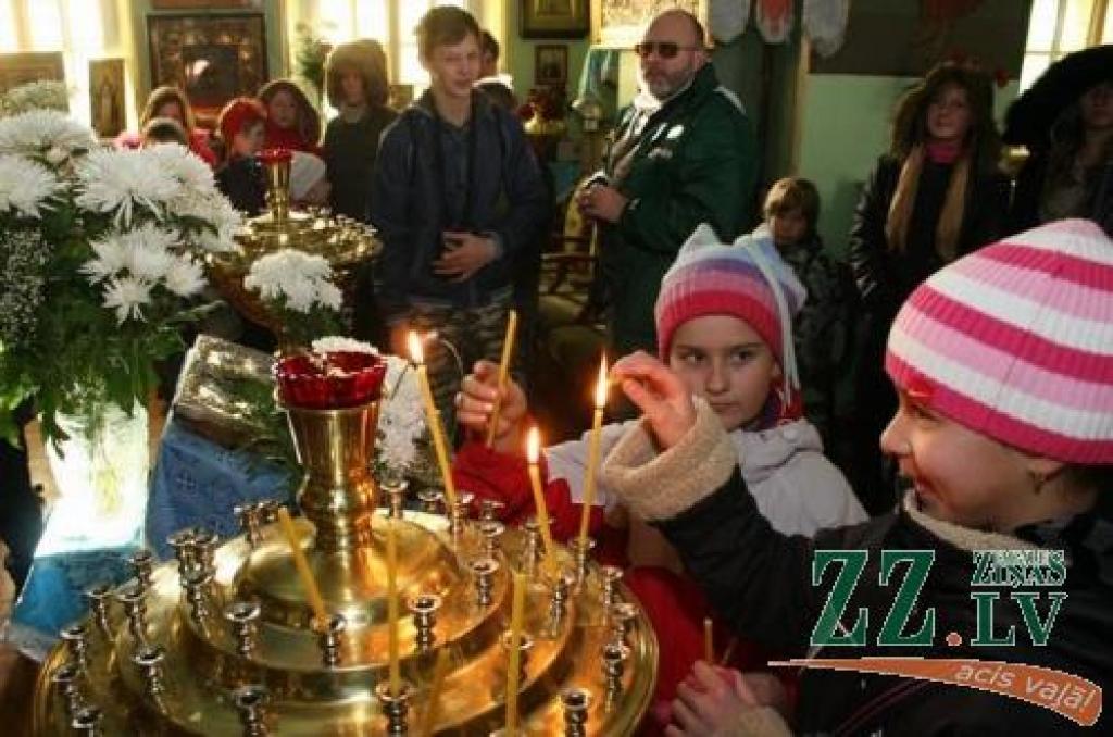 Kāds izskatās batiskafs un zemūdene – to pārgājiena dalībnieki uzzināja, iegriežoties Vissvētās Dievmātes Aizmigšanas pareizticīgās baznīcas dārzā.
Autors: Agris Samcovs.