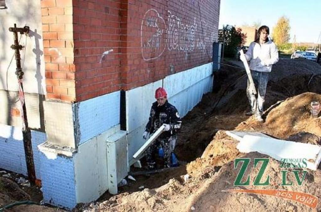 Sagaidāms, ka pēc mājas siltināšanas darbiem iedzīvotāji par siltumu maksās ievērojami mazāk.
Autors: Agris Samcovs.