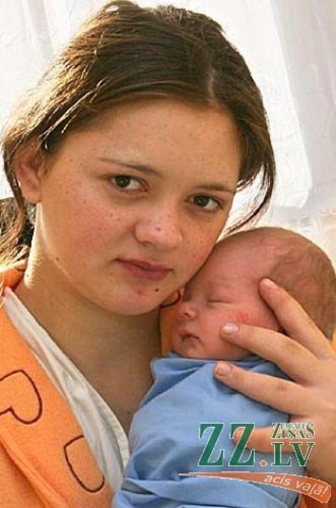 Vineta Ķince ar dēliņu, kura vārdu vēl domās tētis Gatis.
Autors: Agris Samcovs.