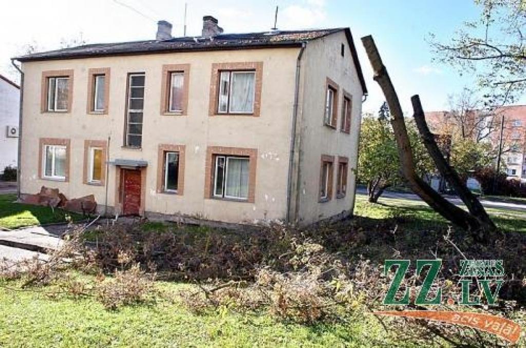 Palielinot apsaimniekošanas maksu, viens no pirmajiem būtiskākajiem darbiem, ko veikusi NĪP, ir nozāģēti lielā koka zari, kas gadiem ilgi bojāja jumtu.
Autors: Agris Samcovs.