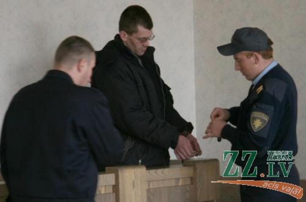 Pieckārt tiesātais Andrejs Sergejevs aizmiga kāpņu telpā, nenodzēšot cigareti, kā rezultātā izcēlās ugunsgrēks, kurā bojā gāja divi cilvēki. Savukārt ugunsnelaimes nodarītie materiālie zaudējumi pārsniedz 300 tūkstošus latu.
Autors: Inga Karlinska.