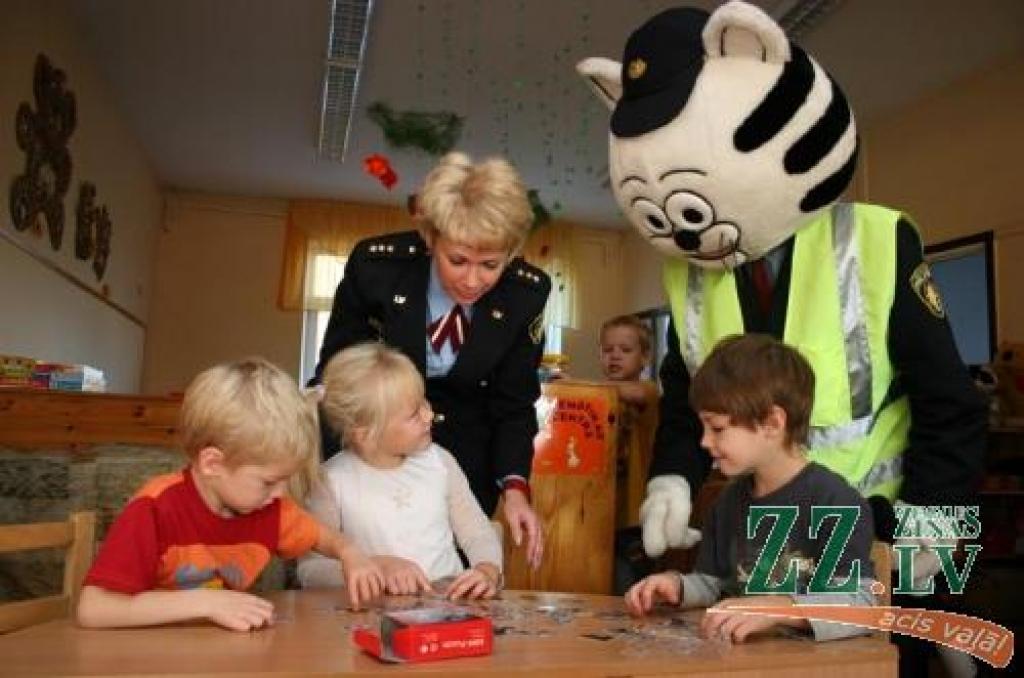 Viesojoties bērnudārzā «Vārpiņa», runcis Rūdis un Jelgavas pilsētas un rajona Kārtības policijas biroja 2.nodaļas inspektore Jeļena Visocka kopīgi ar bērniem izspēlēja situācijas uz ielas, lika puzles un runāja par drošību uz ceļa.
Autors: Agris Samcovs.
