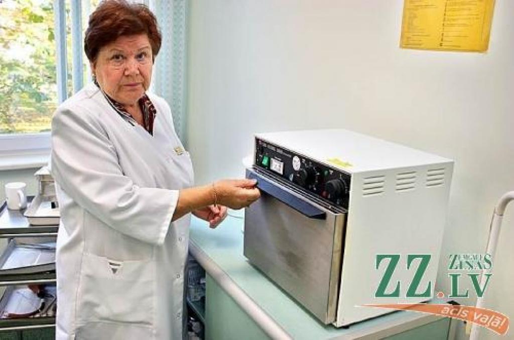 Cilvēks, uz kuru var paļauties – tā medicīnas māsu Ņinu Ozerovsku raksturo kolēģe Aleksandra Zeiļuka.
Autors: Agris Samcovs.