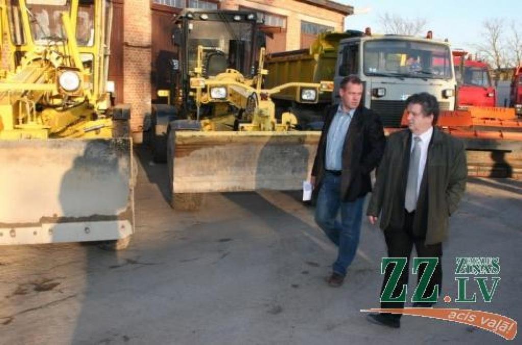 Aģentūras «Pilsētsaimniecība» direktors Andrejs Baļčūns (no labās) un SIA «Kulk» valdes loceklis Jānis Melbārdis spriež par cīņu pret gaidāmo «sniega stihiju».
Autors: Agris Samcovs.