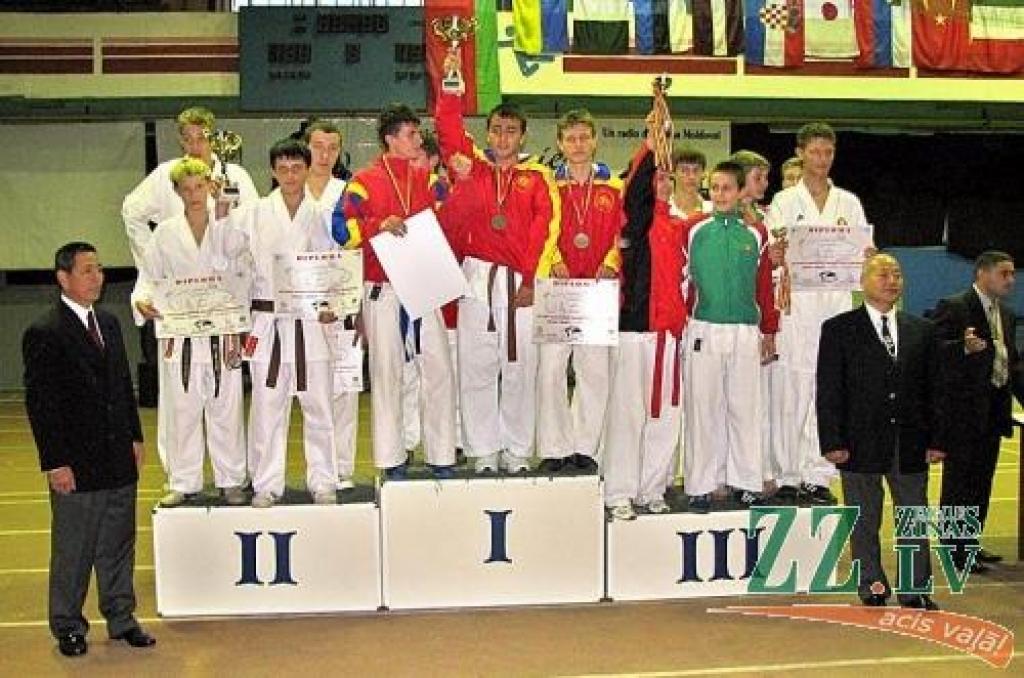 Komandu kumitē sacensībās pasaules čempionāta goda pjedestāla otro pakāpienu ieņēma Jelgavas kluba «Shinri» karatisti.
Autors: No kluba arhīva.