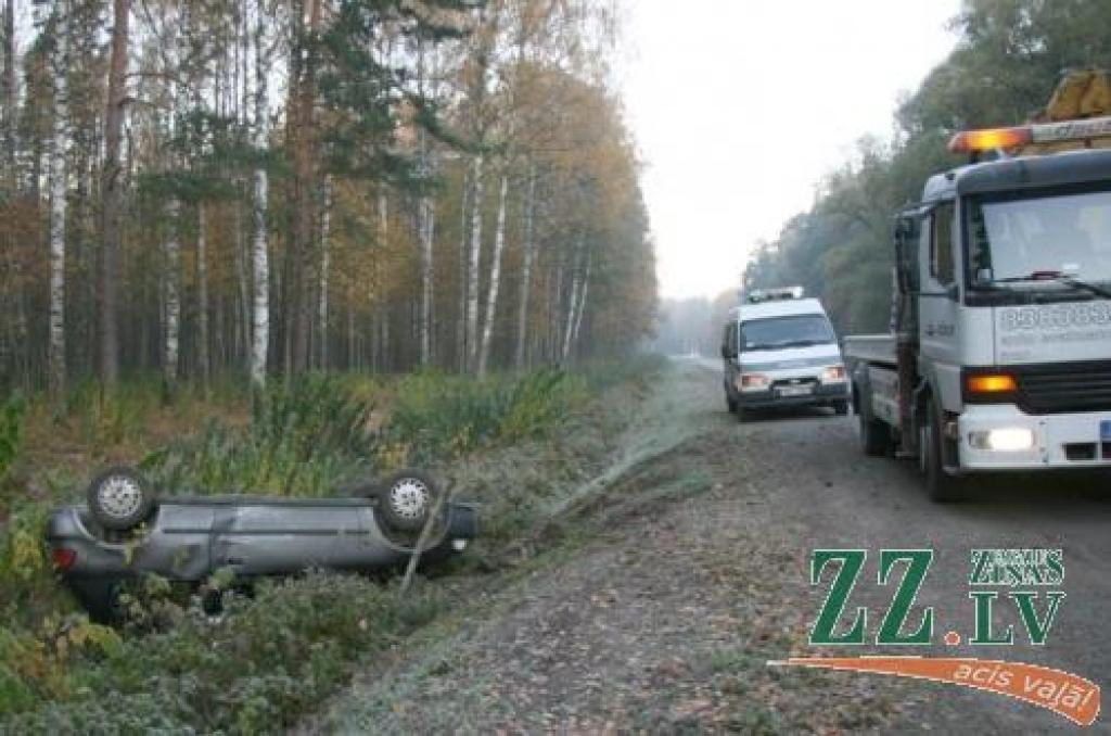 Par pirmo slidenā laika «upuri» mūsu pusē kļuvusi «Honda», kas pirmdienas rītā avarēja pie Mežciema.
Autors: Inga Karlinska.