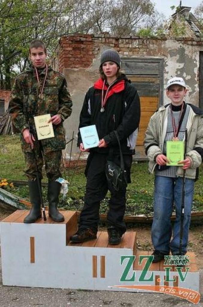 Vecuma grupā līdz 15 gadiem pirmās trīs medaļas saņēma: 1.vietā - Vladislavs Verniba (370 grami zivju), sudrabs - Tomam Kļaviņam (365 grami), savukārt bronza – Emīlam Jankovskim par izvilktajiem 220 gramiem zivju.
Autors: Agris Samcovs.