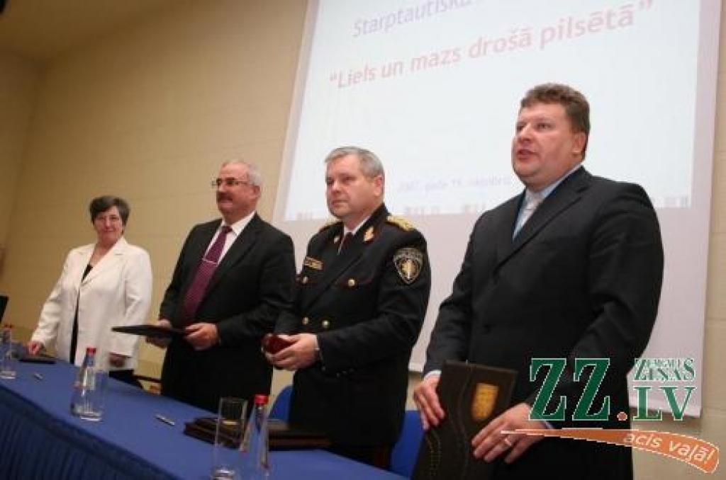 Starptautiskajā konferencē «Liels un mazs drošā pilsētā» memorandu par sociāli atbildīgu politiku un sabiedrības iesaistīšanu parakstīja Latvijas Tirdzniecības un rūpniecības kameras izpilddirektore Jadviga Bērziņa (no kreisās), Domes priekšsēdētājs Andris Rāviņš, Valsts policijas priekšnieks Aldis Lieljuksis un Latvijas vecāku apvienības «Vecāki izglītībai, sadarbībai, izaugsmei» (VISI) priekšsēdētājs Kārlis Boldišēvics.
Autors: Agris Samcovs.