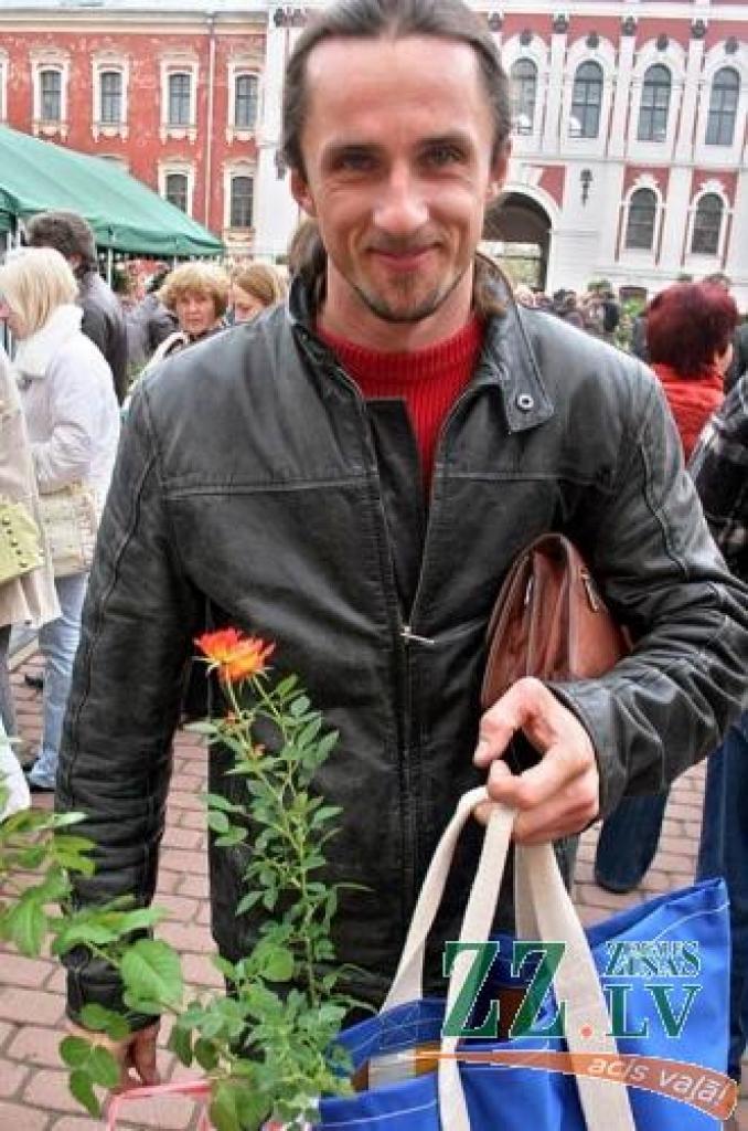 Motocikls uz īsu brīdi nomainīts pret mikrofonu, un arī eksāmenu kārtošana paņem zināmu laiku un enerģiju. Taču pavisam drīz Jānis Vinters būs redzams savā ierastajā elementā - motobraukšanas sacensībās.
Autors: Agris Samcovs.
