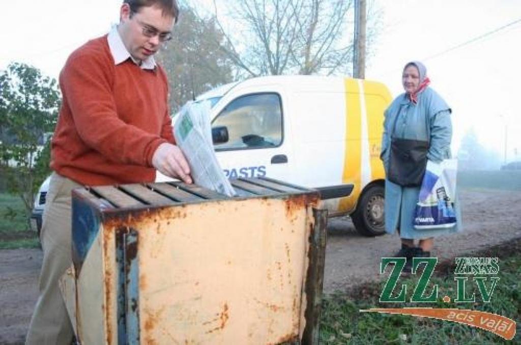 Latvijas Pasta jubileju Zemgales reģiona pārvaldnieks Jānis Bulis atzīmē, uz laiku iejūtoties «motorizētā» pastnieka ādā.
Autors: Agris Samcovs.
