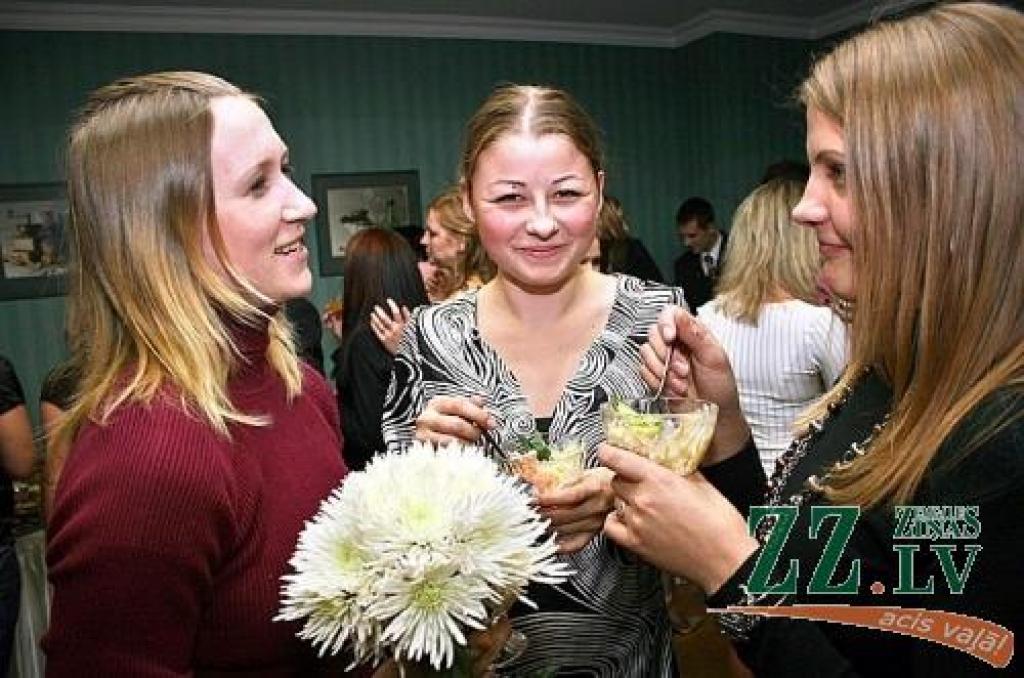 Sportiskās studentes – (no kreisās) Evita Mārtiņa (Informācijas tehnoloģiju fakultātes trešais kurss) un Sociālo zinātņu fakultātes pirmkursnieces Valērija Verškova un Karlīna Ozola.
Autors: Agris Samcovs.