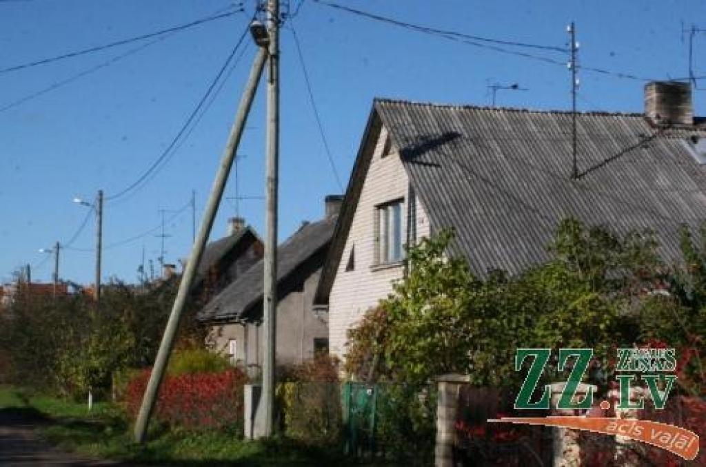 Kāds Īsās ielas iedzīvotājs sūdzas, ka viena no laternu spuldzēm vērsta nevis uz ielu, bet gan lai apgaismotu kāda nama pagalmu un iebraucamo ceļu. «Ziņas» pārliecinājās, ka apgaismes stabs nav izvietots paralēli brauktuvei, tādēļ nav iespējams lampu uzlikt tieši uz ielas pusi. 
Autors: Agris Samcovs.
