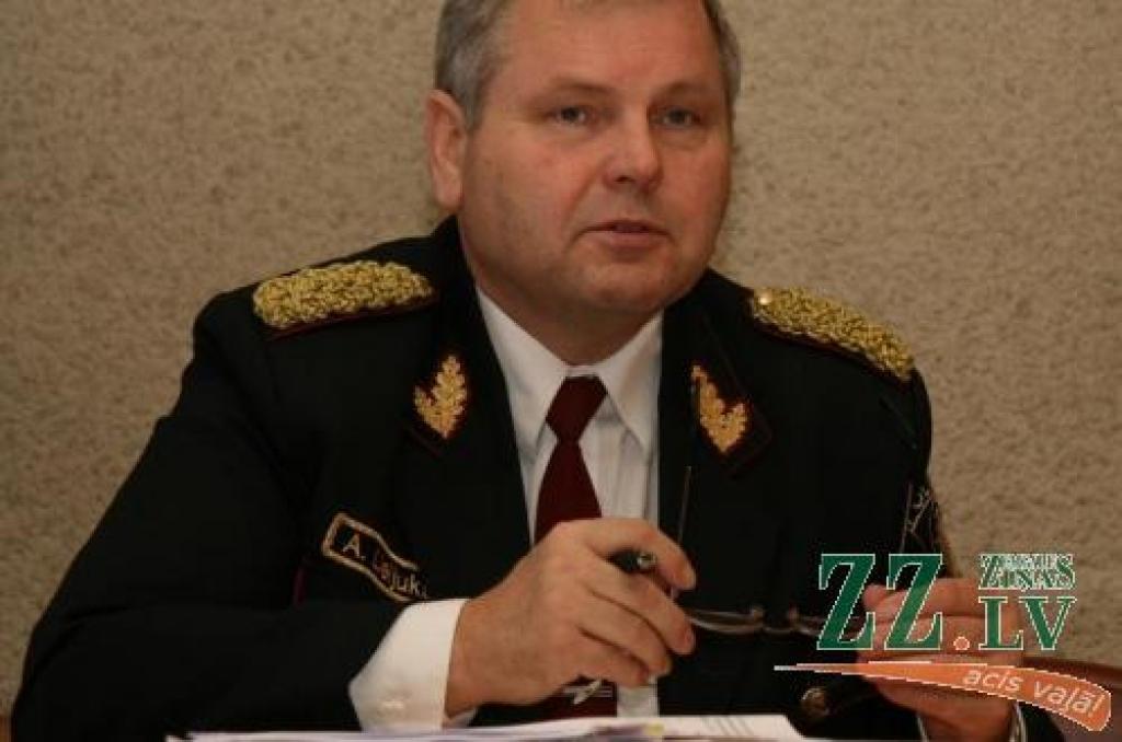 «Problēmu ar algām, darba apstākļiem un tamlīdzīgām lietām netrūkst, taču daudz kas uzlabojams arī policistu darba kvalitātē. Jācenšas apturēt kadru aizplūšanu, vienlaikus strādājot, piemēram, pie noziegumu atklāšanas rādītāju uzlabošanas,» atzīst Valsts policijas priekšnieks Aldis Lieljuksis.
Autors: Inga Karlinska.