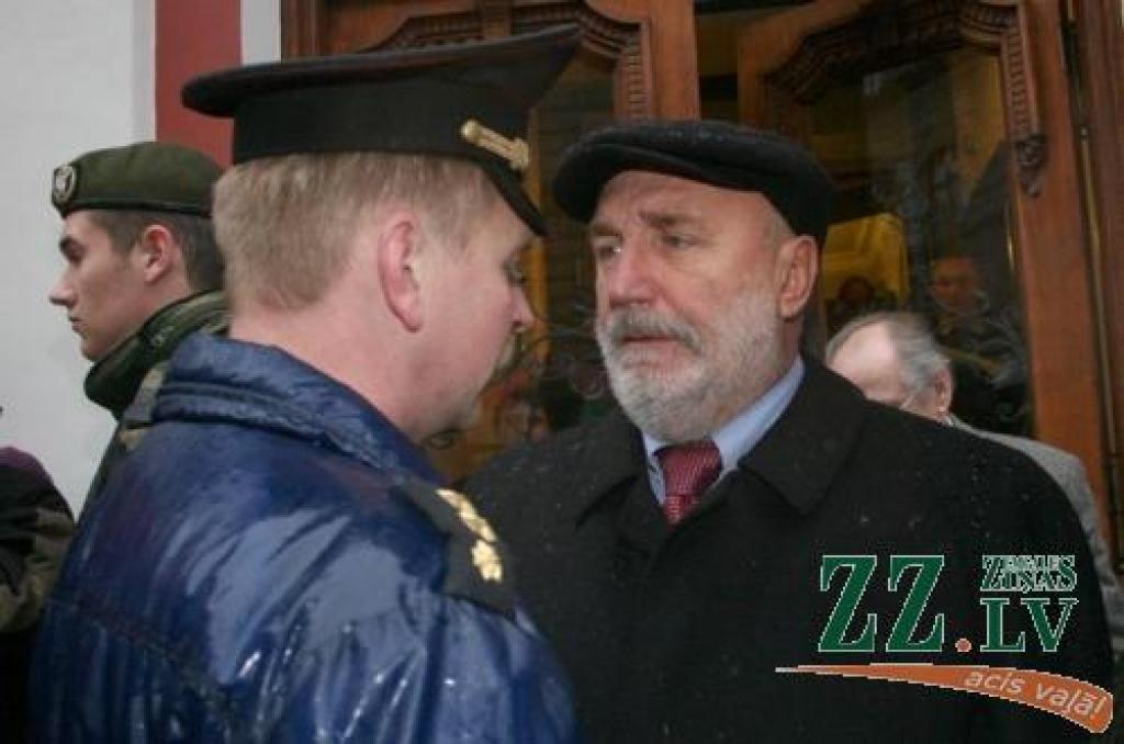 «Vai tādēļ es par šo valsti cīnījos, vilku to ārā no grāvja, karoju ar Maskavu, lai tagad pieredzētu visu šo te...,» rūgtajās domās ar policistu dalās iekšlietu ministrs Ivars Godmanis.
Autors: Agris Samcovs.