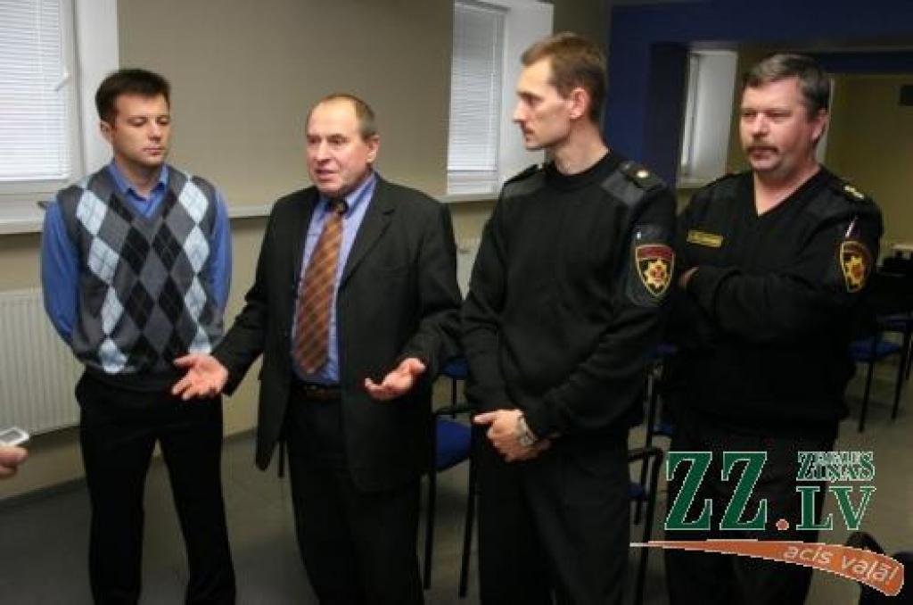 Šauļu pašvaldības pārstāvja Jaronima Ulianska (otrais no kreisās) sacītajā ieklausās projekta eksperts Aleksandrs Sičevs (pirmais no kreisās) un VUGD Informācijas un telekomunikāciju nodaļas priekšnieks Artūrs Pokšāns. Pārdomās par projektu iegrimis arī VUGD Jelgavas brigādes komandieris Aldis Feldmanis.
Autors: Agris Samcovs.