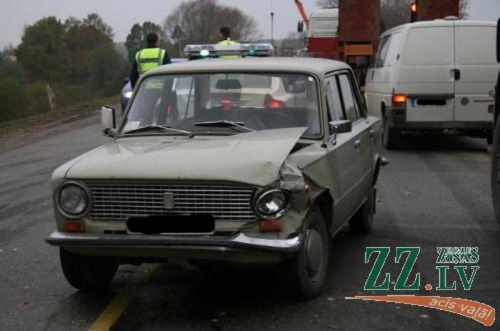 Iemesli, kādēļ VAZ vadītāja nav laikus reaģējusi uz stāvošu automašīnu un apstājusies, pagaidām nav zināmi, bet negadījuma rezultāts – divi nopietni bojāti transporta līdzekļi.
Autors: Inga Karlinska.
