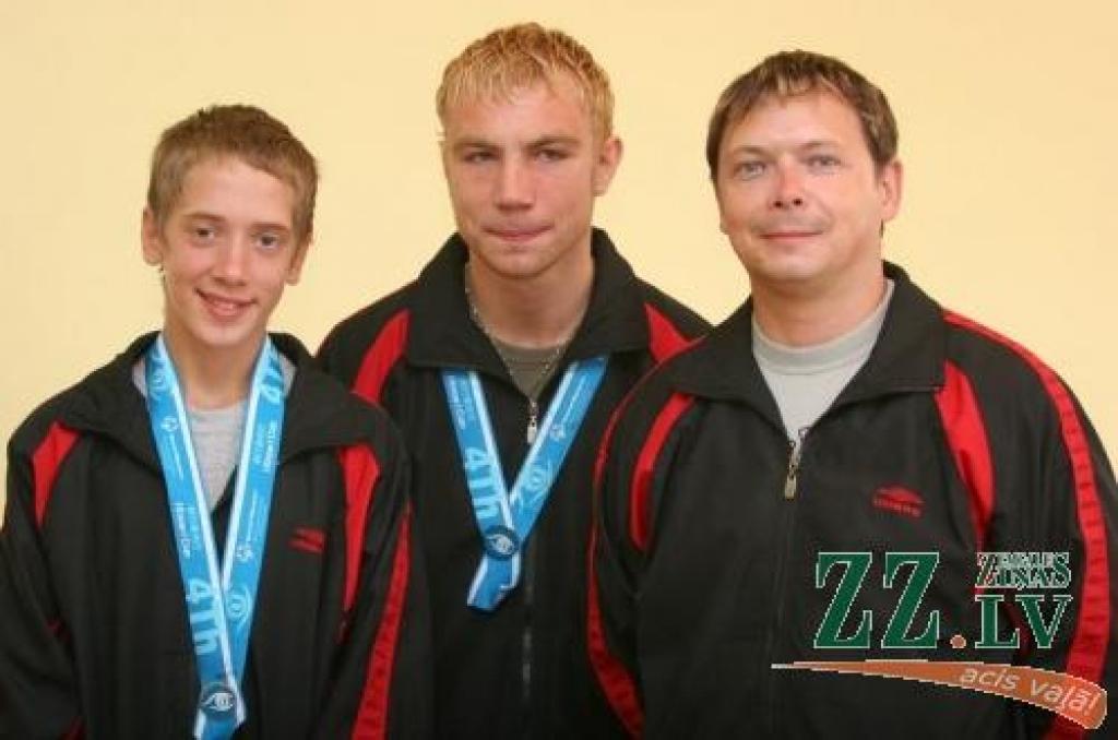 Treneris Andris Urbāns (pa labi) atzinīgi vērtē Lielplatones Speciālās internātskolas audzēkņu pašaizliedzīgo spēli Latvijas futbola izlases rindās pasaules speciālajā olimpiādē, kur izcīnīta ceturtā vieta. Igors Kreija (centrā) guva divus punktus, savukārt Pēteris Vēveris labi darbojās aizsardzībā.
Autors: Agris Samcovs.