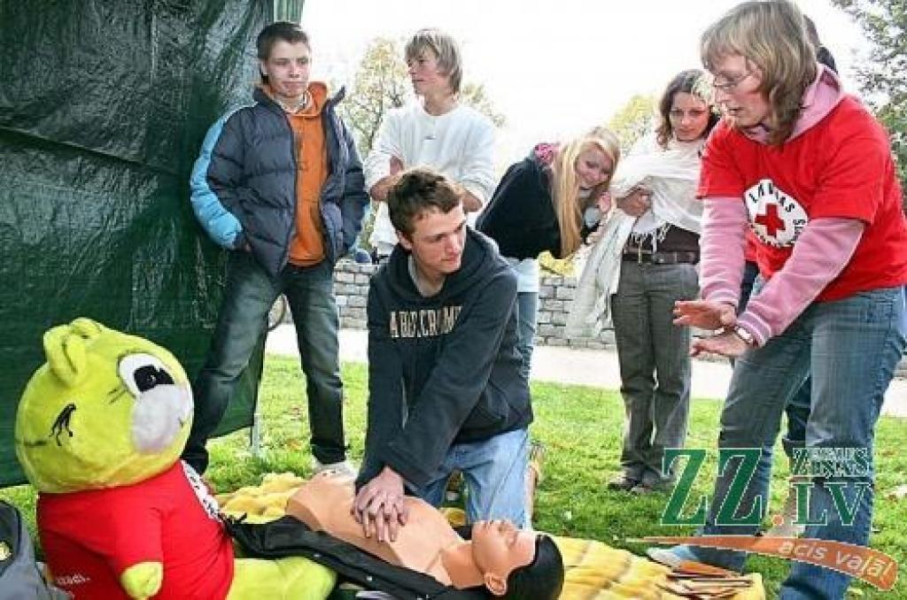 Jelgavas Sarkanā Krusta Jaunatnes organizētajā Maizes dienai veltītajā pasākumā Raiņa parkā jaunieši varēja ziedot naudiņu Jelgavas bērnu sociālās aprūpes centram pārtikas iegādei, kā arī mācīties sniegt pirmo palīdzību cietušajam.
Autors: Agris Samcovs.