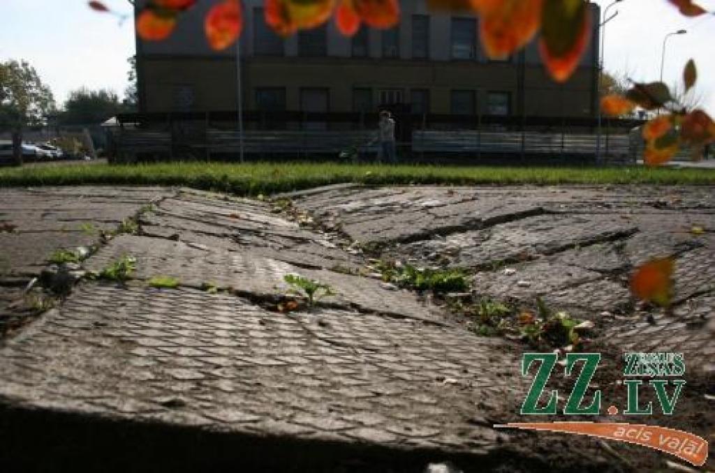 Jelgavnieki raizējas par Raiņa ielas sporta veikala apkaimi, kur ar cementa flīzēm noklātais laukums un kāpnes gadu gaitā kļuvušas grambainas, tādējādi apdraudot gājēju drošību. 
Autors: Agris Samcovs.