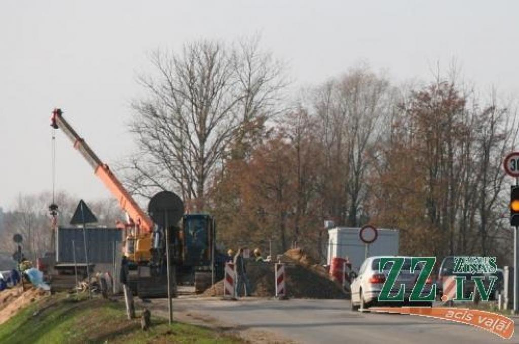 Iespējams, jau novembra vidū autovadītāji varēs izmatot par sešiem metriem paplatināto tiltu pār Svētes upi.
Autors: Inga Karlinska.