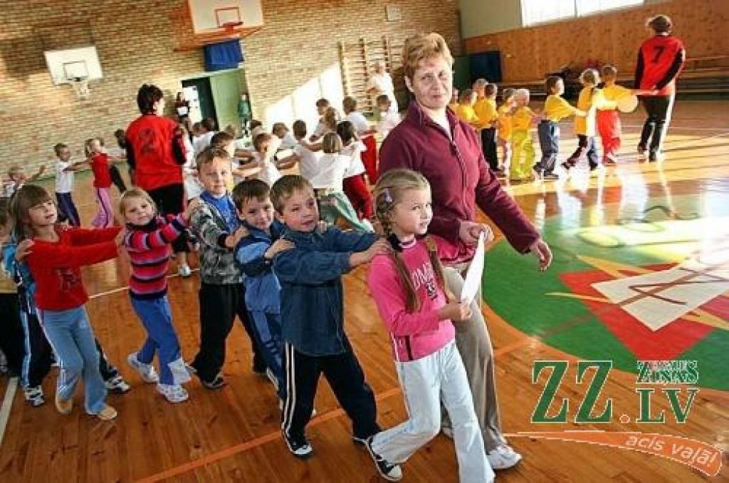 Ikgadējās Rudens sporta spēlēs piedalījās gandrīz simts piecgadīgu un sešgadīgu dalībnieku no Vilces, Elejas un Salgales mācību iestādēm, kas katra bija arī sarūpējusi mājas darbu – rotaļu un stafeti.
Autors: Agris Samcovs.