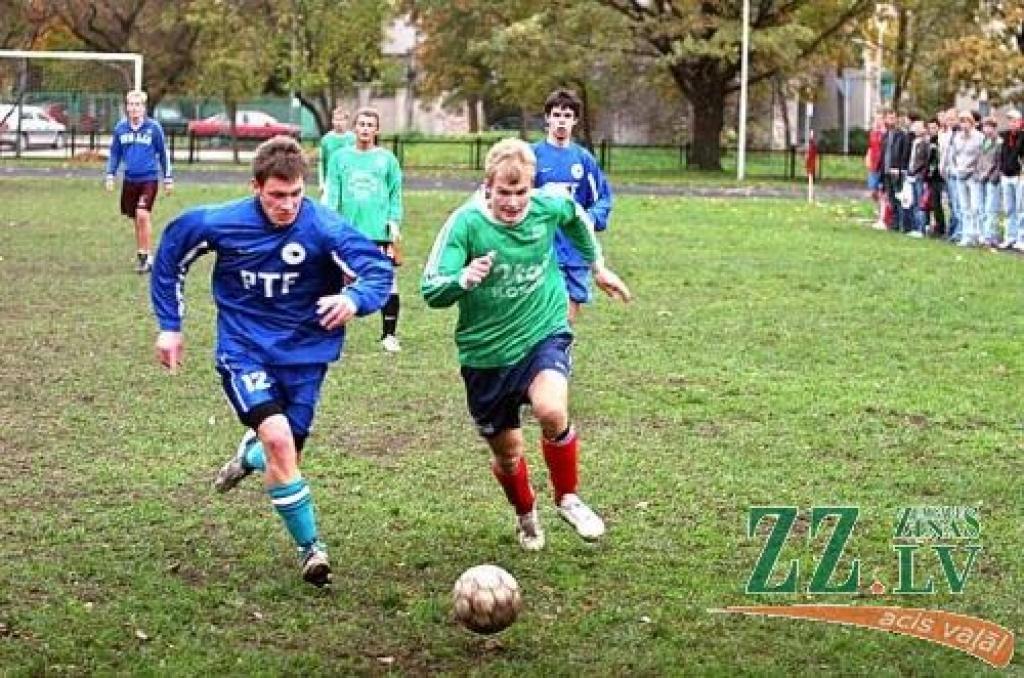 Kristaps Ence (no labās) cīnās par bumbu ar Ēriku Višķeri no PTF.
Autors: Agris Samcovs.