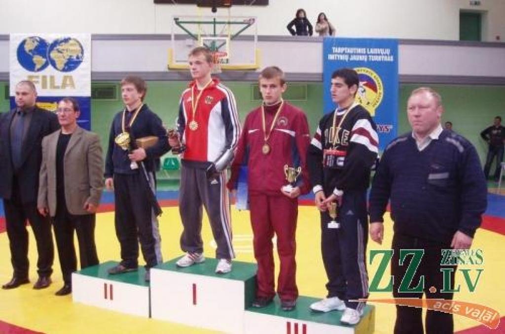 Latvijas izlases dalībnieks Artūrs Švalkovskis (sarkanajā tērpā) Klaipēdā iekarojis goda pjedestāla trešo pakāpienu.
Autors: No kluba «Milons» arhīva.