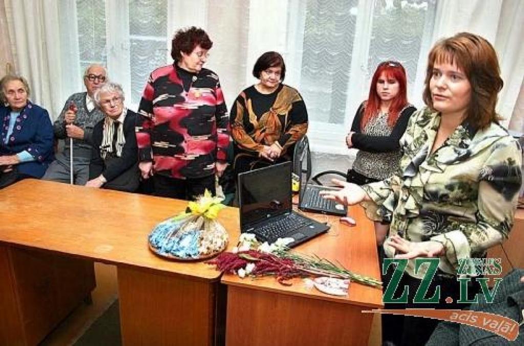 Latvijas Neredzīgo biedrības Jelgavas teritoriālās organizācijas priekšsēdētāja Svetlana Sproģe (pirmā no labās) iepazīstina atvērto durvju dienas viesus ar redzes invalīdu ikdienu, demonstrējot mājturības kabinetu, bibliotēku un datorprogrammu, kas atvieglo viņu ikdienu.
Autors: Agris Samcovs.