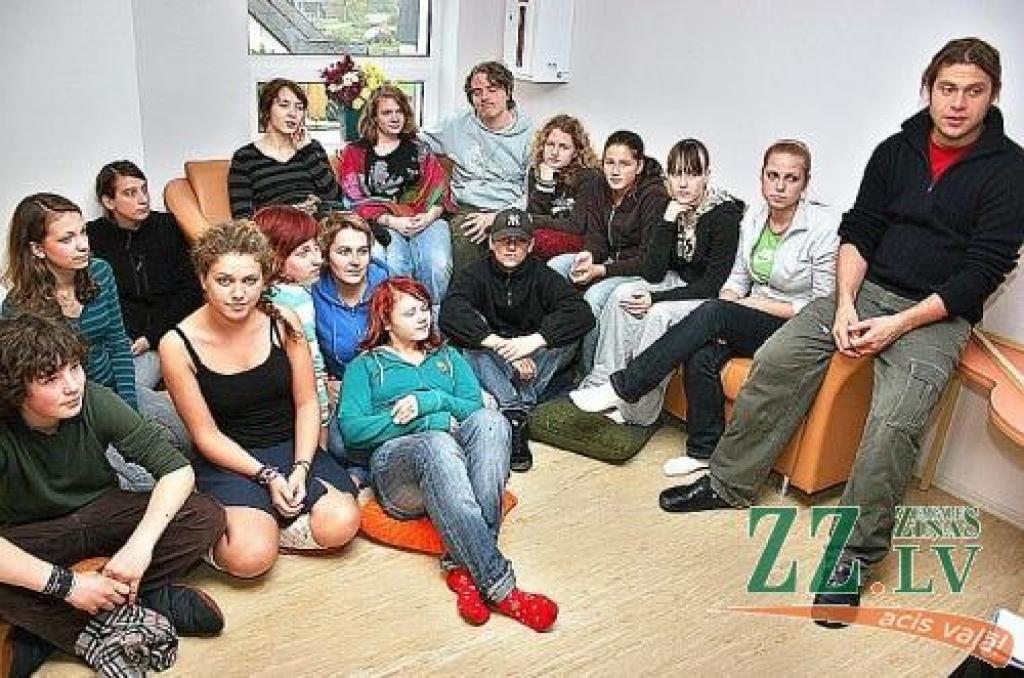 Jelgavas Valsts ģimnāzijas un Vīzbādenes «Arko centra» jaunieši dziesmās, dejās, sarunās un citās nodarbēs aizvadīja septiņas brīnišķīgas dienas.
Autors: Agris Samcovs.