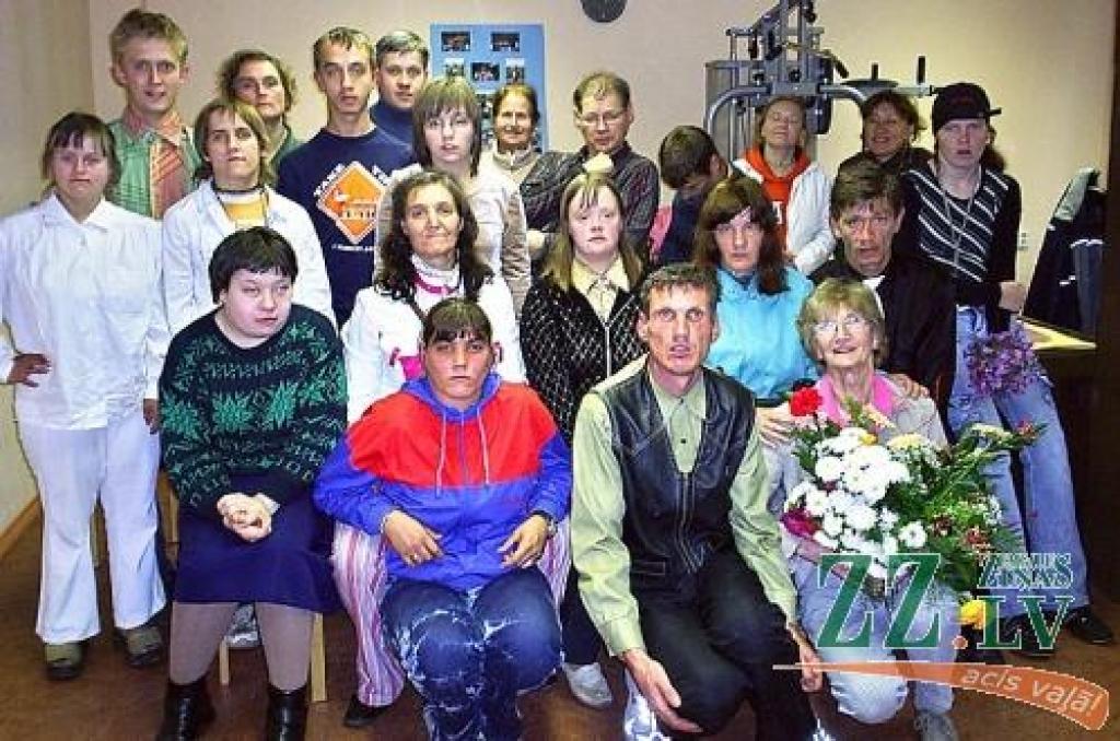 14.dzimšanas dienā grupa «cerībnieku» fotografējas uz kluba mītnesvietas kāpnēm O.Kalpaka ielā 9.
Autors: No kluba arhīva.