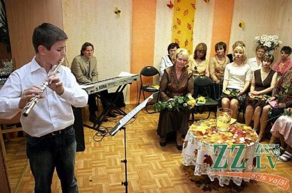 Flautu spēlē Ronalds Linde. Pie «Gaismiņas» pedagogiem mācījušies arī viņa māsas Laura un Kristīne.
Autors: Agris Samcovs.