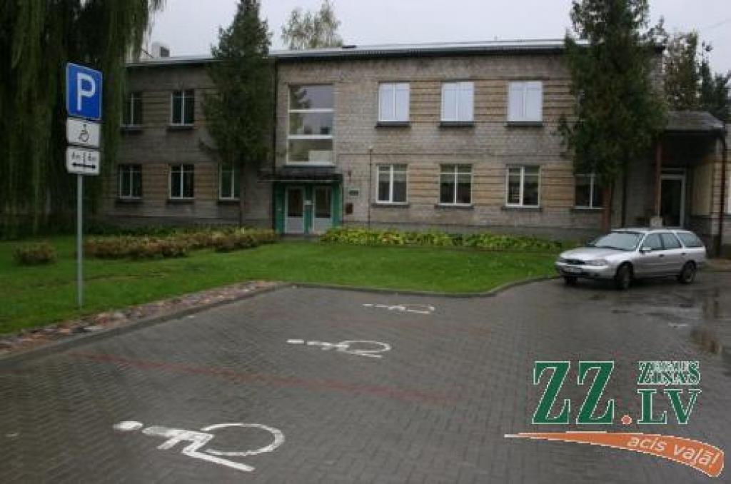 Bieži ar ratiņkrēslu simboliku apzīmētajās stāvvietās savus auto novieto arī tādi autobraucēji, kuru vienīgā «invaliditātes» pazīme ir slinkums kājām noiet dažus liekus metrus.
Autors: Agris Samcovs.