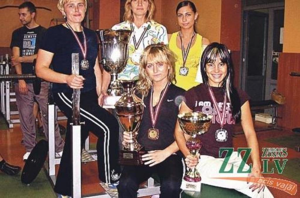 «Apolona» kluba sieviešu komanda Latvijas čempionātā pirmoreiz startēja pilnā sastāvā un izcīnīja godpilno otro vietu. Pirmajā rindā no kreisās – Jana Jansone un Žanna Gogoļeva, otrajā – Kristīna Krūze, Līga Januškevica, Tatjana Gogoļeva.  
Autors: No «Apolona» arhīva.