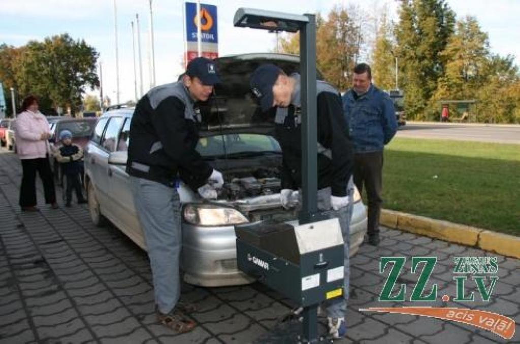 Rīta pusē uz gaismu pārbaudi rindā stāvēja vairāk nekā desmit automašīnas. Lielākajai daļai no tām bija nepieciešama meistaru palīdzība, jo transporta līdzekļu gaismas nebija pareizajā augstumā.
Autors: Inga Karlinska.