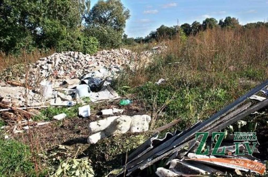 Visi nelīdzenumi, kas redzami uz zemes gabala Dzirnavu ielā 5a, nav veidoti pēc īpašnieka rīkojuma. Dažādus gružus tur saveduši pilsētnieki, pārliecināts teritorijas saimnieks. 
Autors: Agris Samcovs.