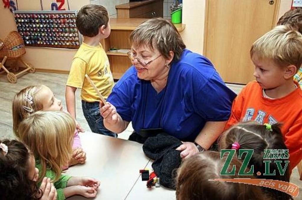 Bērnudārza «Saulītes rakari» vadītāja Ilze Tomašūna skaidro, ka nav vēlējusies, lai pirmsskolas ēka kļūst tik drēgna un mitra, ka tajā nepatīk uzturēties, tāpēc par omulību parūpējusies savlaicīgi.
Autors: Agris Samcovs.