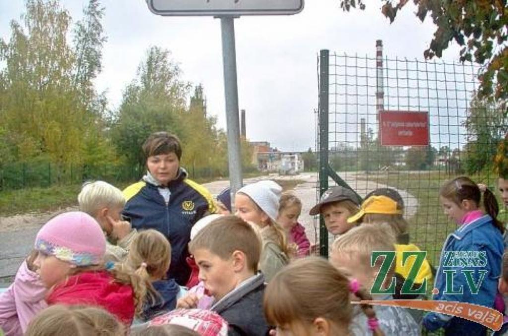 Jelgavas 4.pamatskolas 2.klases audzēkņi, dodoties pārgājienā pa pilsētu, apmeklēja arī reiz vareno uzņēmumu, kura dienas jau ir skaitītas.
Autors: Gaitis Grūtups.