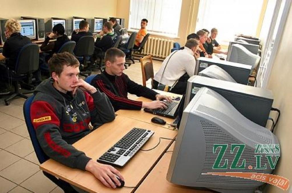 Jelgavas Amatniecības vidusskolas skolēni – topošie datorsistēmu tehniķi jau nākamajā pavasarī kļūs par kvalificētiem speciālistiem.
Autors: Agris Samcovs.