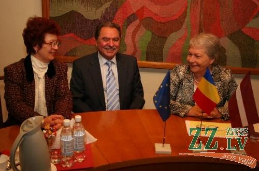 (No labās) Jelgavas rajona padomes priekšsēdētāja Inta Savicka, Ardžes apgabala Padomes prezidents Konstantins Nikolesku (Mr. Constantin Nicolescu) un tulks Olga Halibei.
Autors: Agris Samcovs.