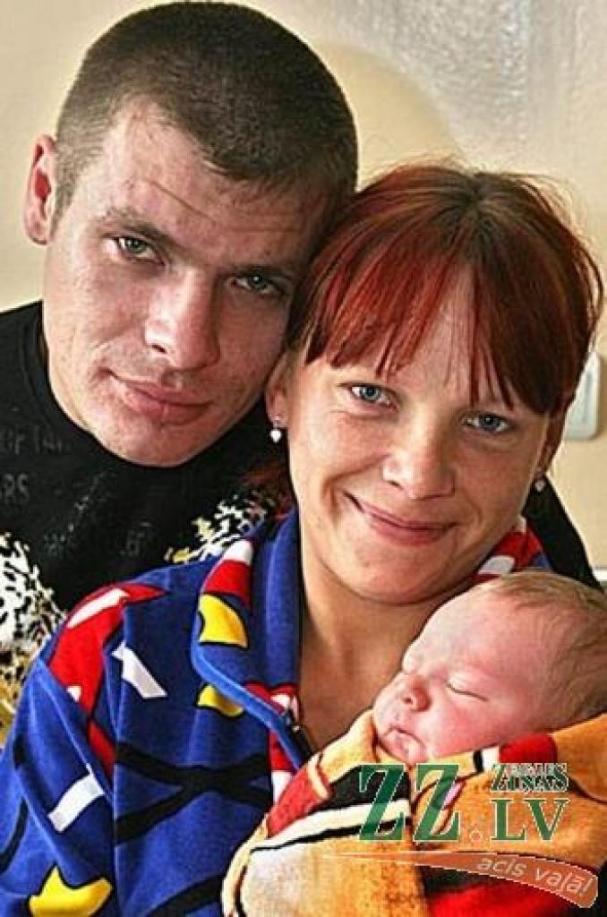 Aļesja Meidusa un Andrejs Viļums ar meitiņu Karīnu.
Autors: Agris Samcovs.