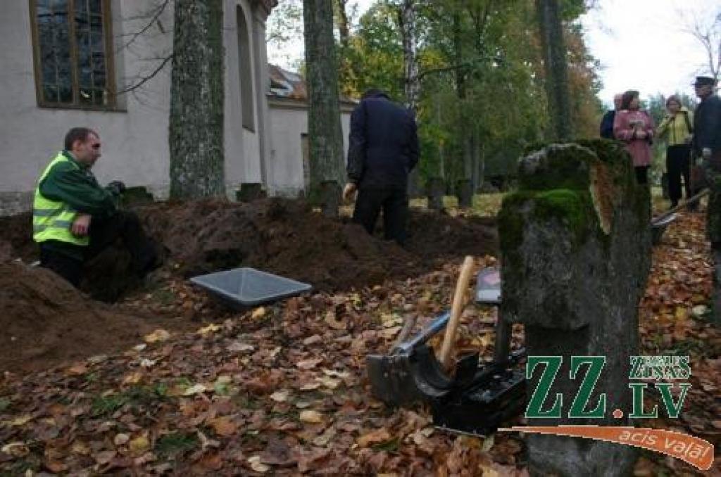 Ekshumācijas darbi tika veikti pārdesmit metru attālumā no skolas, kas skolēnos radīja lielu interesi un bija par iemeslu izrakto patronu nekontrolētai izplatīšanai.
Autors: Agris Samcovs.