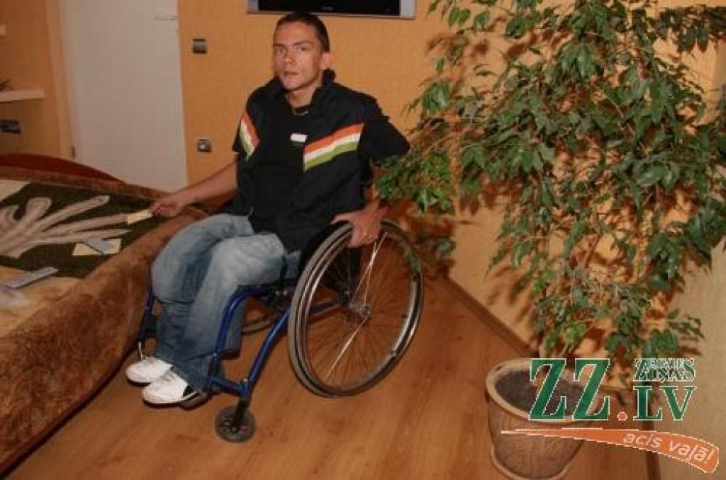 Gunārs Sakne sodu par zīmes neievērošanu jau samaksājis. Lai gan tam iztērēta gandrīz visa viņa invaliditātes pensija, pārdzīvotais apvainojums joprojām liekot aizdomāties par atsevišķu policijas darbinieku ētiku un attieksmi pret līdzcilvēkiem.
Autors: Inga Karlinska.