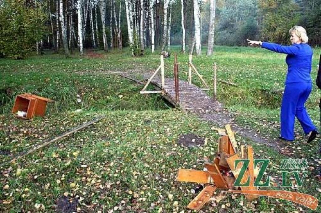 «Pilnīgi sirds aptekas, redzot postažu!» sašutusi ir Aizupes pamatskolas direktore Klāra Stepanova, rādot vandaļu brīvdienās izdemolēto Zaļo klasi.
Autors: Krišjānis Grantiņš.