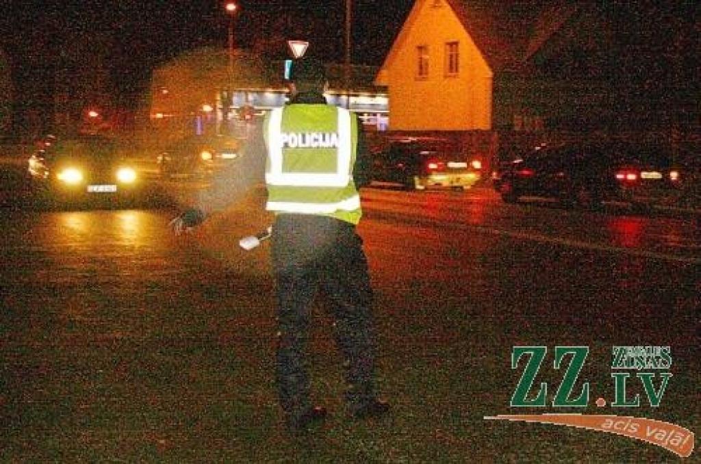 Piektdienas vakars, Jelgava, Satiksmes iela. Ceļu policijas patruļa dažu stundu laikā pārbauda vairāku desmitu autovadītāju dokumentus.
Autors: Inga Karlinska.