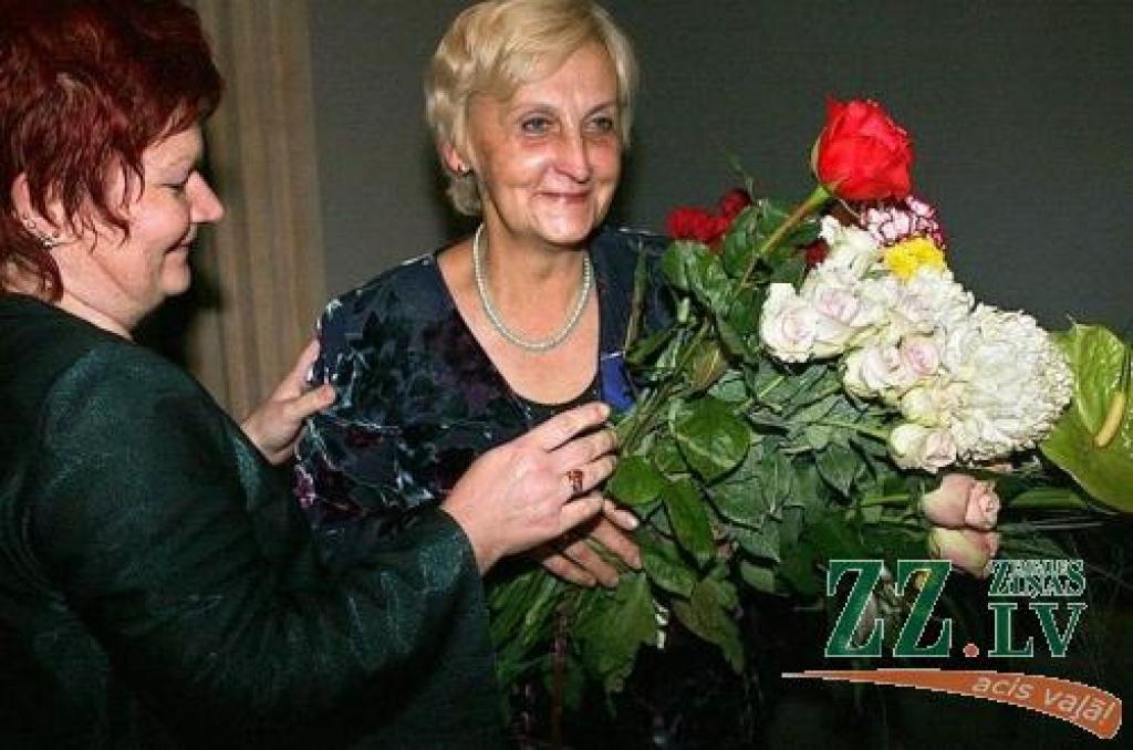 Ziedu klēpis svētkos: Jelgavas 4.vidusskolas direktora vietniece Ruta Briģe.
Autors: Agris Samcovs.